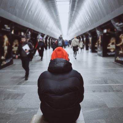 Merasa Sendirian di Tengah Keramaian? Kamu Tidak Harus Menghadapinya Sendiri